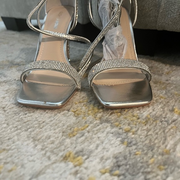 Never been worn heels. Comfy with rhinestone accent - Picture 4 of 4